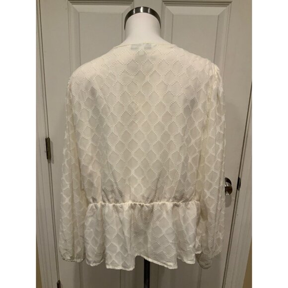 Elizabeth and James Cream Geometric Textured V-Neck Blouse, Size XXL - Picture 7 of 9